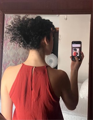 Blusa elegante con detalles dorados