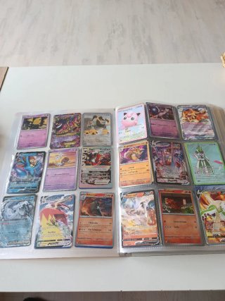 Álbum de cartas Pokémon con 432 cartas