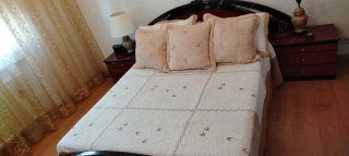 Cama matrimonio 1.35 + mesitas y tocador