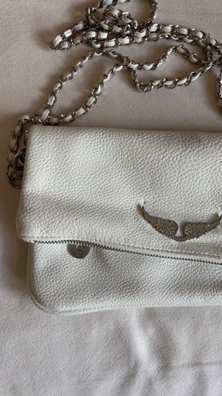 Bolso blanco con cadena plateada