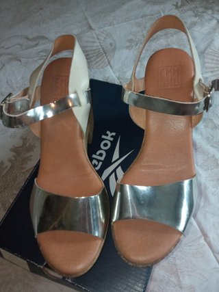 Sandalias cuña piel plateadas y crema
