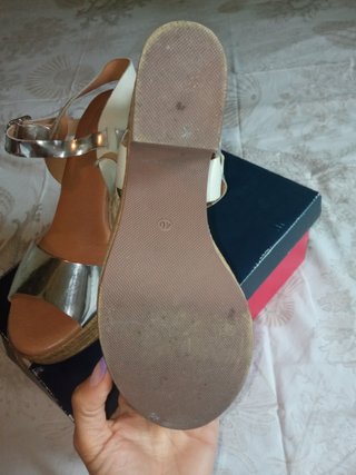 Sandalias cuña piel plateadas y crema