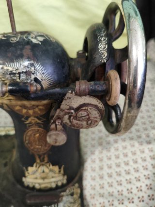 Máquina de coser SINGER antigua