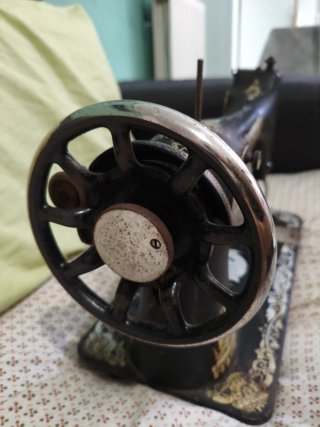 Máquina de coser SINGER antigua