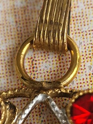 Pendente Vintage com Strass Vermelhos