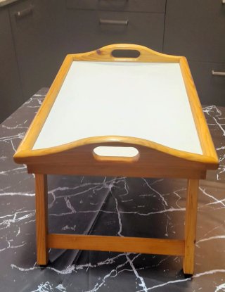 Vassoio per letto con piedini pieghevoli