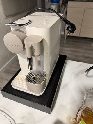 Cafetera Nespresso DeLonghi Beige