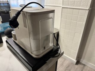 Cafetera Nespresso DeLonghi Beige
