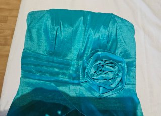 Vestido fiesta strapless con flor