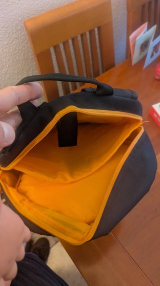 Mochila Onaji Negra con Detalles Naranja