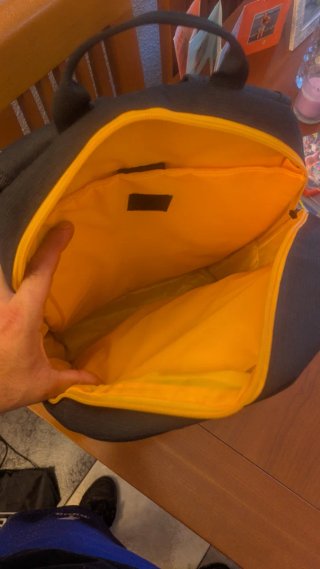 Mochila Onaji Negra con Detalles Naranja