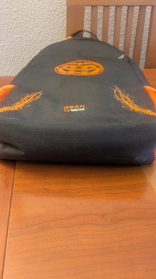 Mochila Onaji Negra con Detalles Naranja