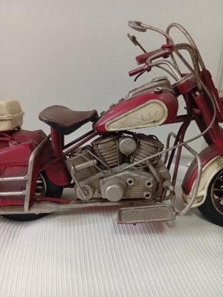 Moto decorativa clásica roja y blanca