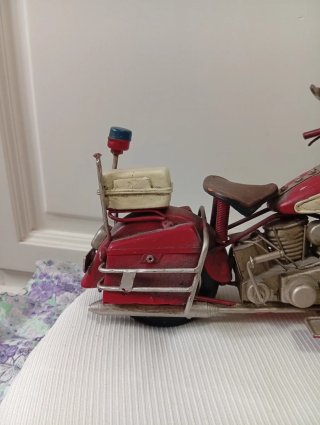 Moto decorativa clásica roja y blanca
