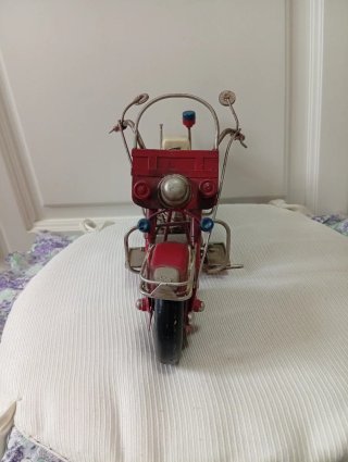 Moto decorativa clásica roja y blanca