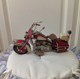 Moto decorativa clásica roja y blanca