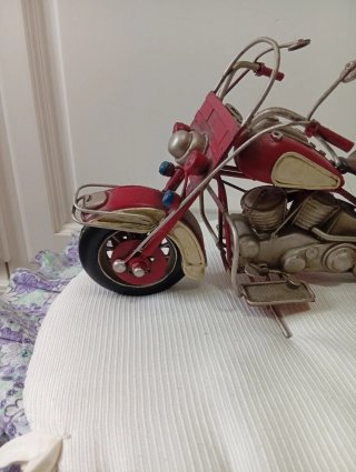 Moto decorativa clásica roja y blanca