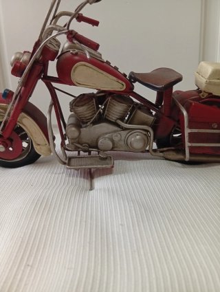 Moto decorativa clásica roja y blanca