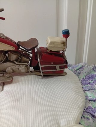 Moto decorativa clásica roja y blanca