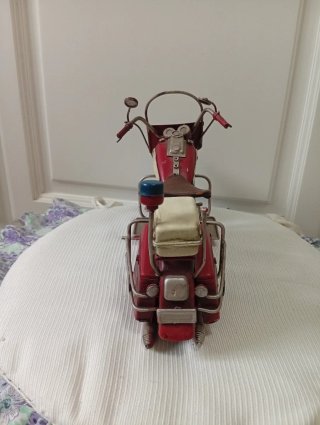Moto decorativa clásica roja y blanca