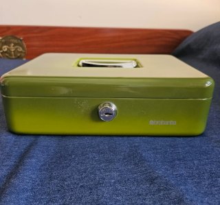 Caja metálica con llave