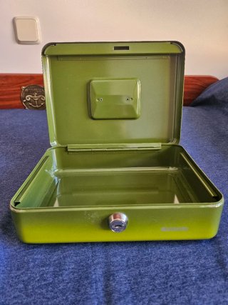 Caja metálica con llave