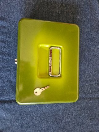 Caja metálica con llave