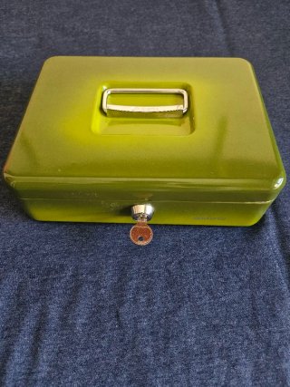 Caja metálica con llave