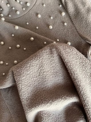 Jersey cuello alto con perlas