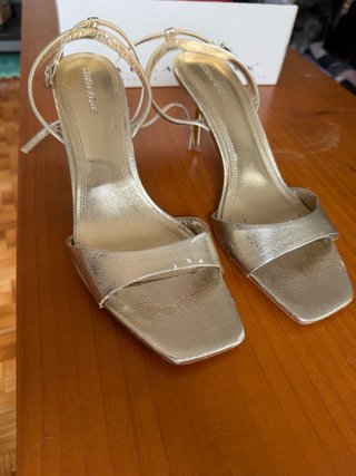 Sandalias doradas Stradivarius