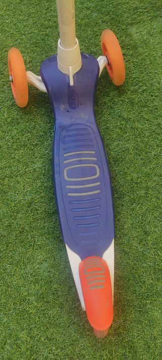 Patín infantil 3 ruedas naranja y azul