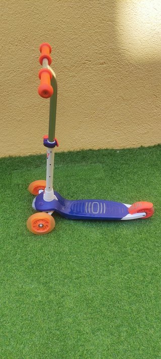 Patín infantil 3 ruedas naranja y azul