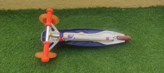 Patín infantil 3 ruedas naranja y azul