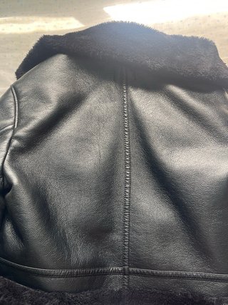 Chaqueta negra efecto piel con borreguito
