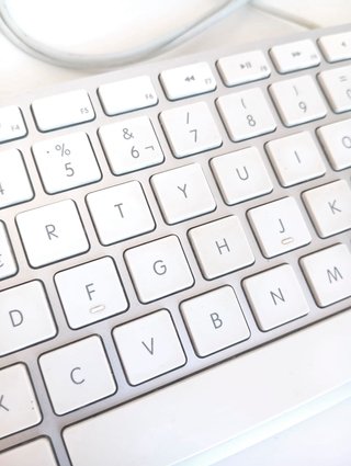 Teclado Apple A1243 con Cable (Piezas/Reparar)