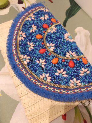 Bolso de mano bordado y con abalorios