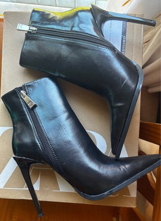 Botines Zara tacón fino tachuelas