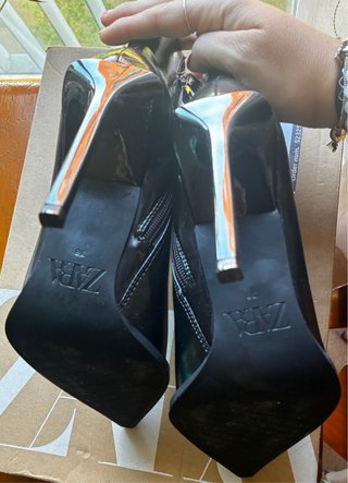 Botines Zara tacón fino tachuelas