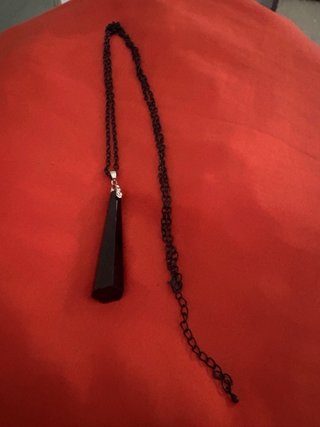 Collana con pendente geometrico nero