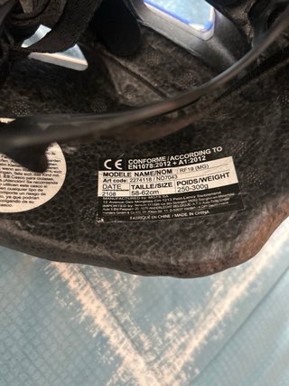 Casco de bici azul y blanco