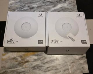 2x Ubiquiti UniFi AP 802.11n Access Point