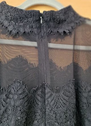 Blusa Uterqüe encaje y tul negra Talla M