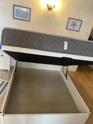 Letto con contenitore ribaltabile con materassi