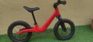 Bicicleta de equilibrio Peugeot roja
