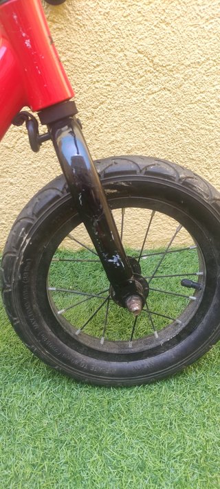 Bicicleta de equilibrio Peugeot roja