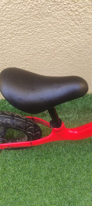 Bicicleta de equilibrio Peugeot roja