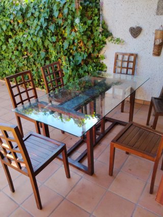 Perfecta mesa de cristal y madera con 6 sillas