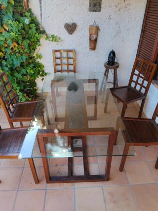 Perfecta mesa de cristal y madera con 6 sillas