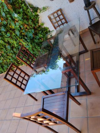 Perfecta mesa de cristal y madera con 6 sillas