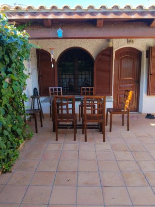 Perfecta mesa de cristal y madera con 6 sillas